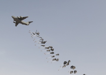 Qatar, U.S. militaries work together to strengthen Qatar C-17 air drop capabilities