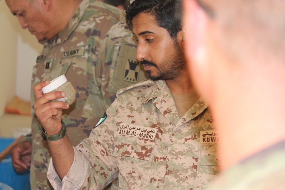 Combined engineer event trains Kuwait Land Forces, U.S. 2nd Brigade, 1st Armored Division soldiers