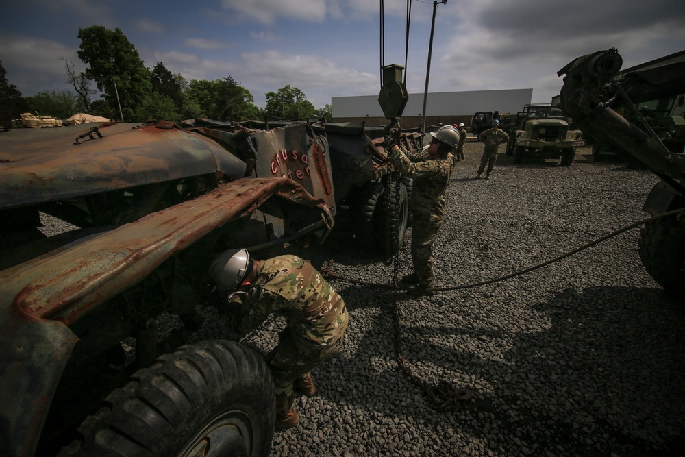 RTS-M Soldiers train in vehicle recovery