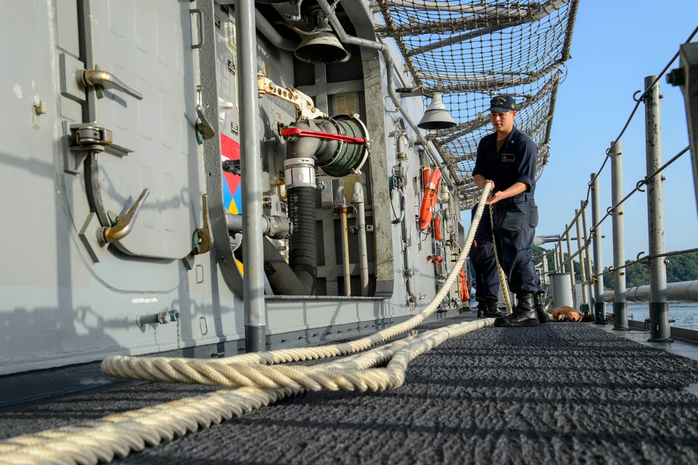 USS Antietam (CG 54) Sailor handles mooring lines