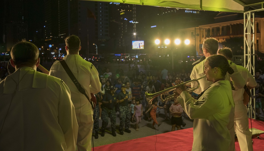 U.S. Pacific Fleet Band holds concert in Vietnam