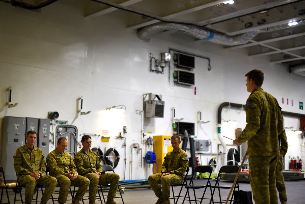 Australian Chief of Army Visits HMAS Canberra