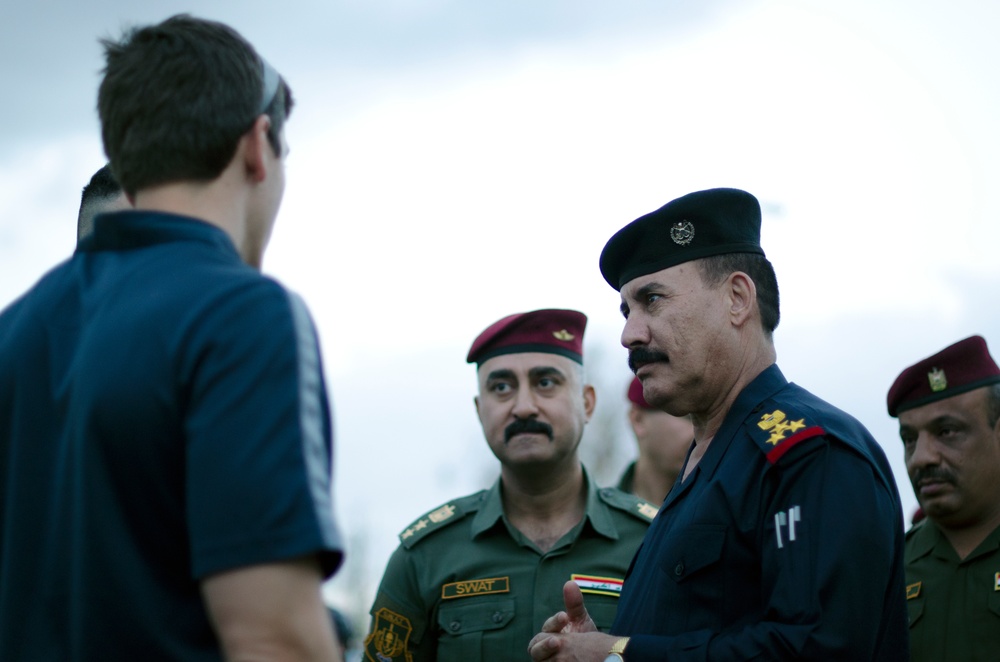 Coalition Forces speak with Iraqi General