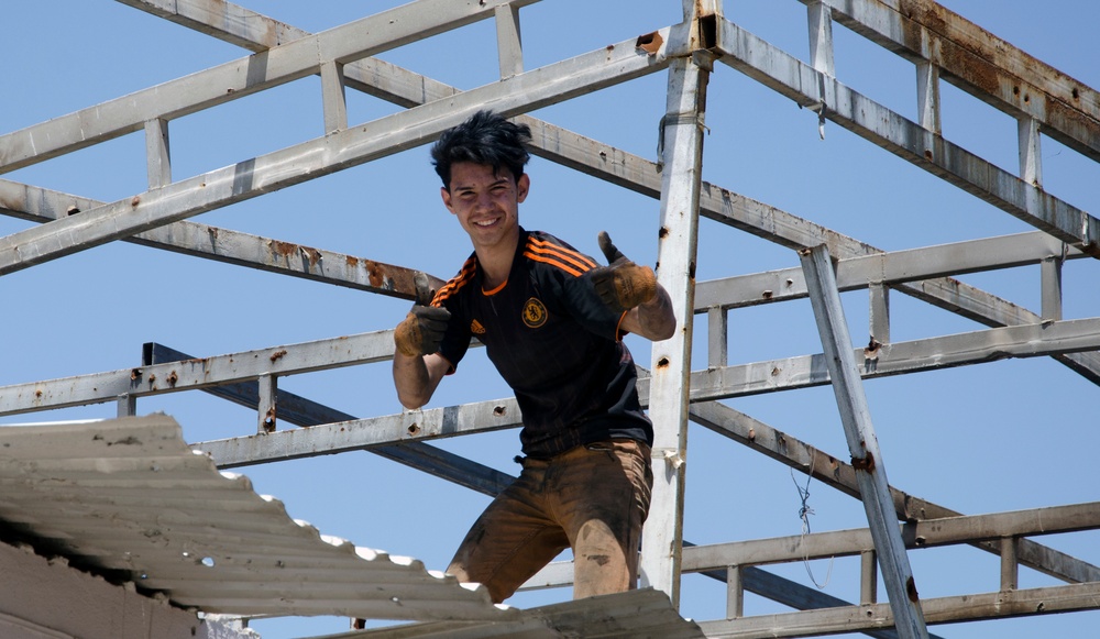 Mosul boy repairs roof