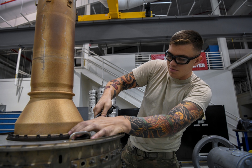 1st SOMXS Propulsion Airmen build engines