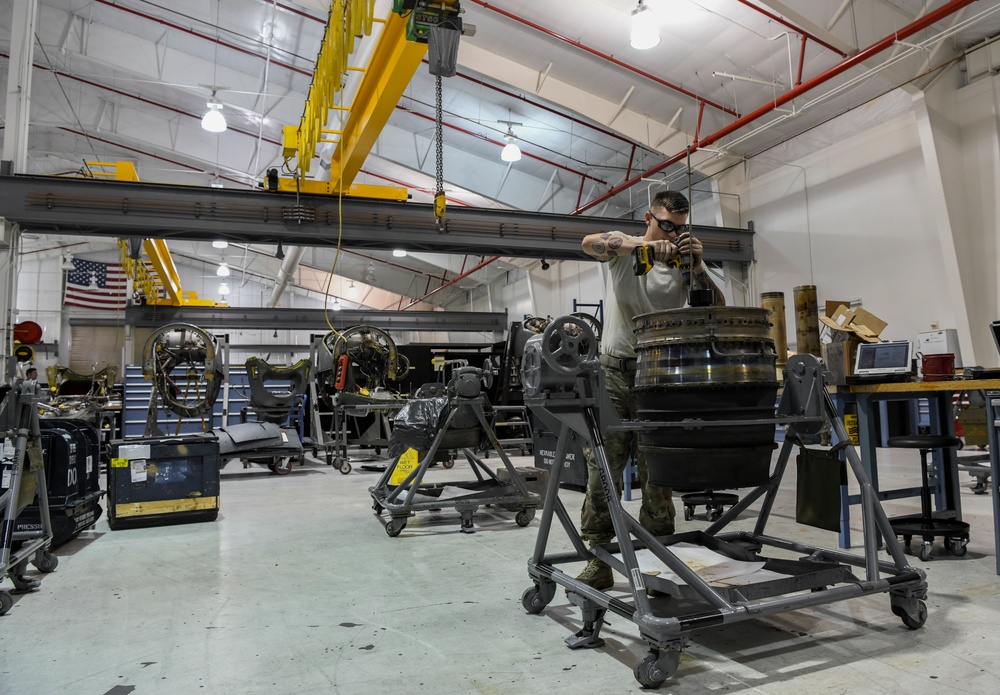 1st SOMXS Propulsion Airmen build engines