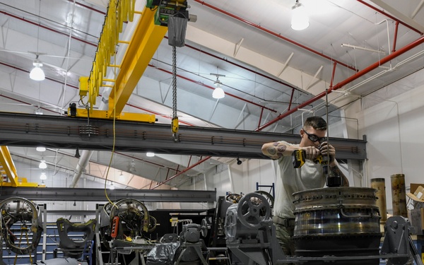 1st SOMXS Propulsion Airmen build engines