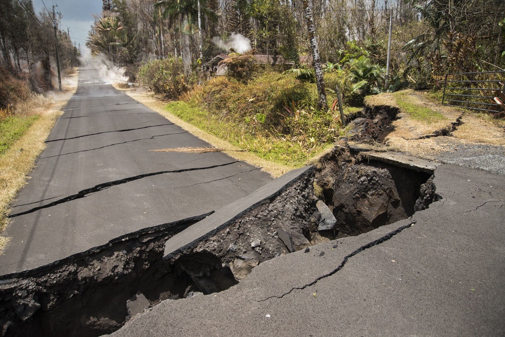 80-feet Deep Earthquake Rift from Kīlauea Volcanic Eruption
