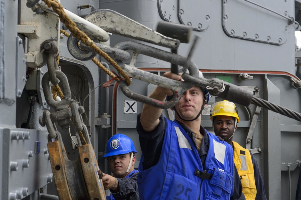 USS Antietam (CG 54) Sailor releases supply line during a replenishment at sea with USNS Cesar Chavez (T-AKE-14)