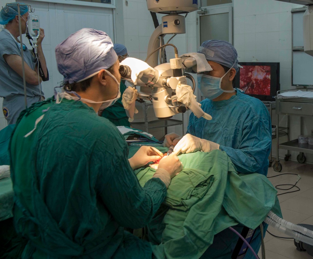 PP18 surgeons operate at Khanh Hoa General Hospital