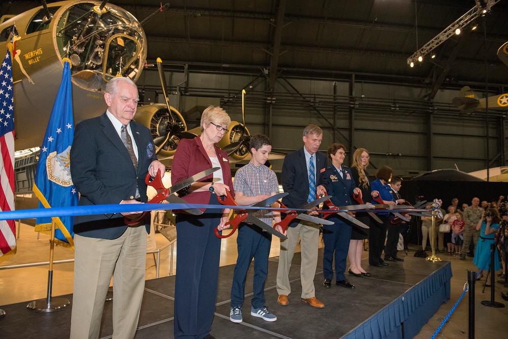 Memphis Belle lands in NMUSAF
