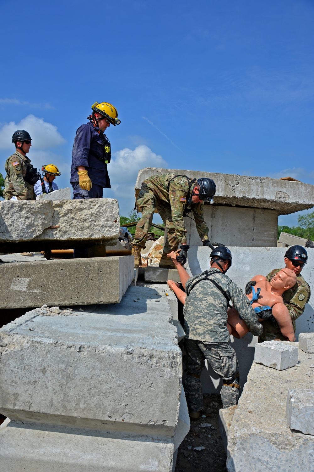 Utah National Guard HRF members perform search and extraction during Missouri exercise