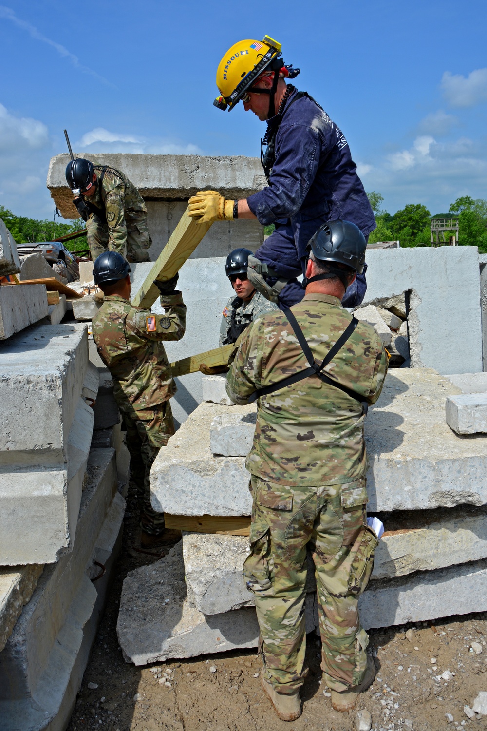Utah National Guard HRF members perform search and extraction during Missouri exercise