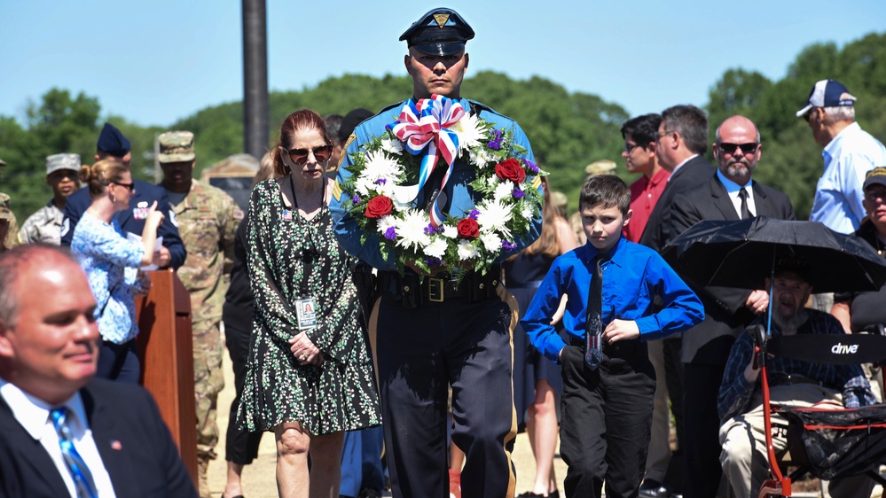 Parade of Wreaths commemorates fallen heroes