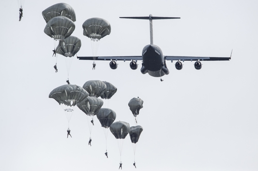 4/25 Spartans conduct airborne training at JBER