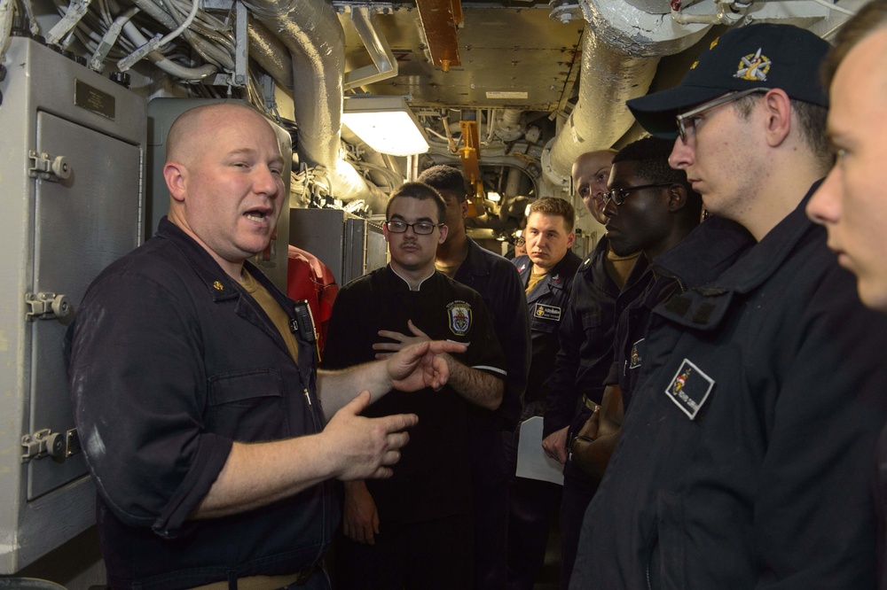 USS Antietam (CG 54) Chief Petty Officer gives damage control training