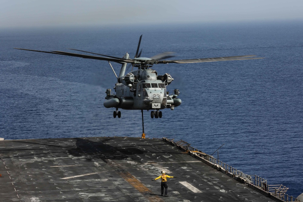Do you even lift bro? VMM-162 (Reinforced) and CLB-26 conduct external lifts aboard USS Iwo Jima (LHD 7)
