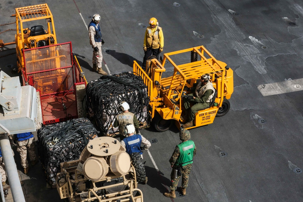 Do you even lift bro? VMM-162 (Reinforced) and CLB-26 conduct external lifts aboard USS Iwo Jima (LHD 7)