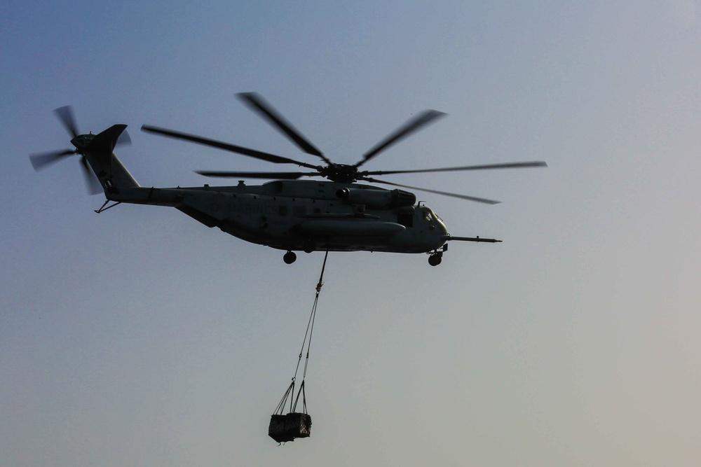 Do you even lift bro? VMM-162 (Reinforced) and CLB-26 conduct external lifts aboard USS Iwo Jima (LHD 7)