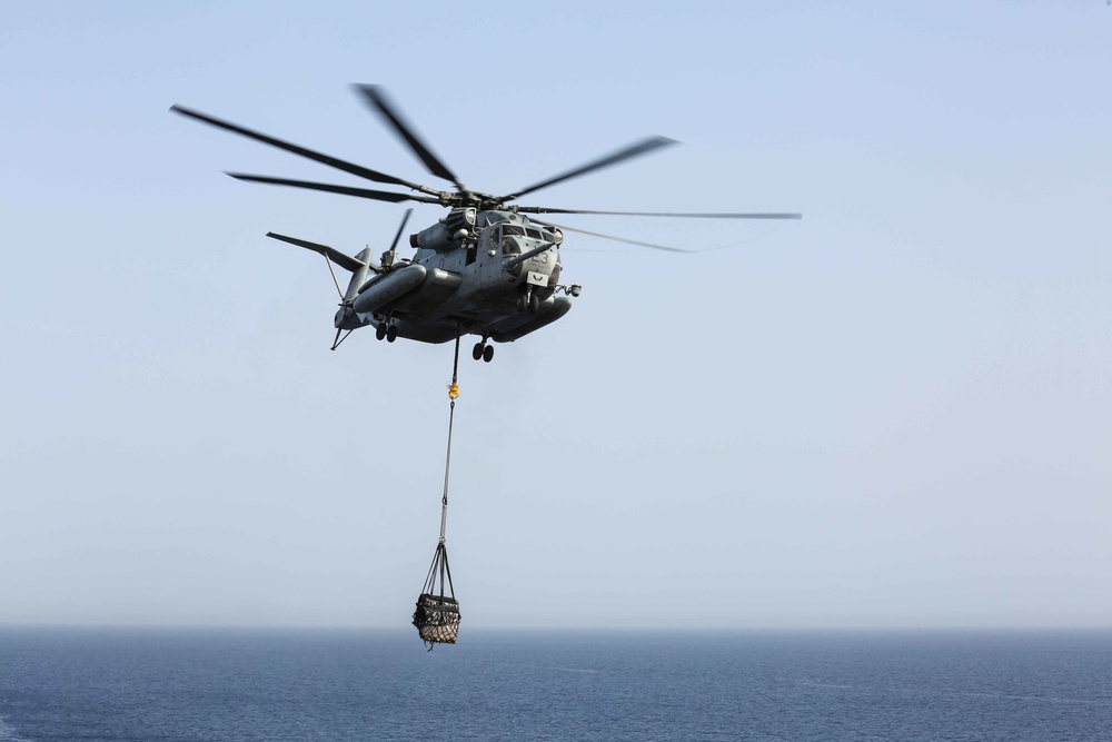 Do you even lift bro? VMM-162 (Reinforced) and CLB-26 conduct external lifts aboard USS Iwo Jima (LHD 7)
