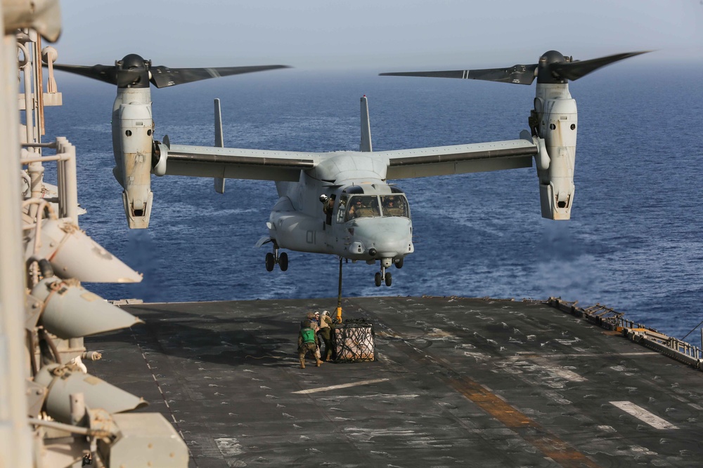 Do you even lift bro? VMM-162 (Reinforced) and CLB-26 conduct external lifts aboard USS Iwo Jima (LHD 7)