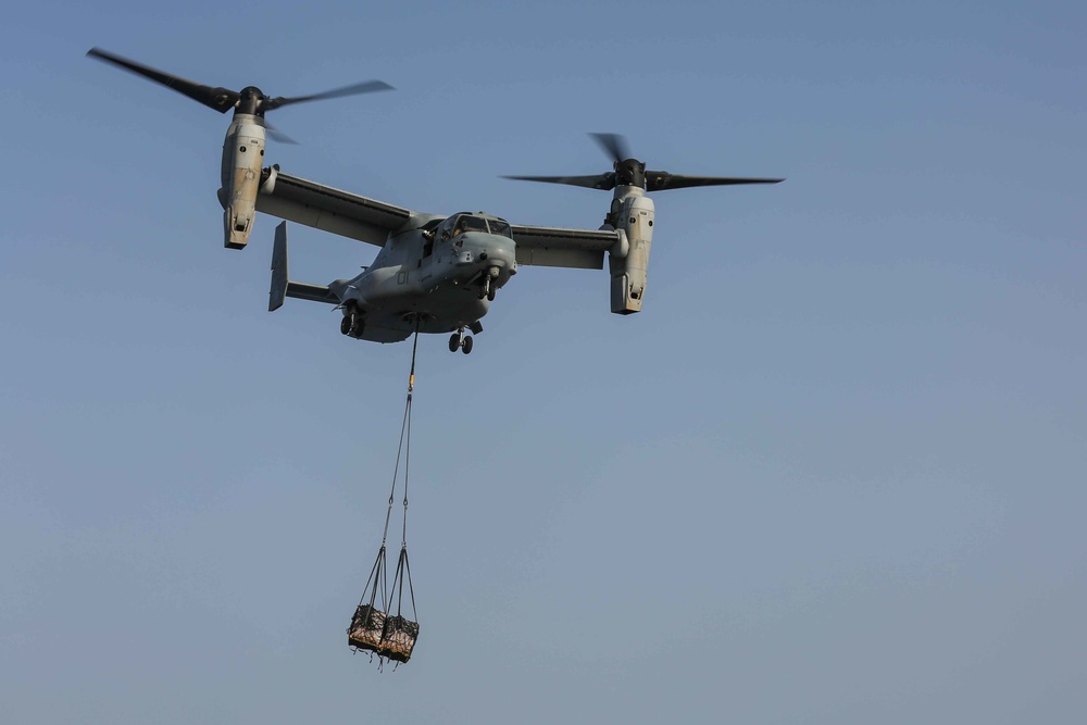 Do you even lift bro? VMM-162 (Reinforced) and CLB-26 conduct external lifts aboard USS Iwo Jima (LHD 7)