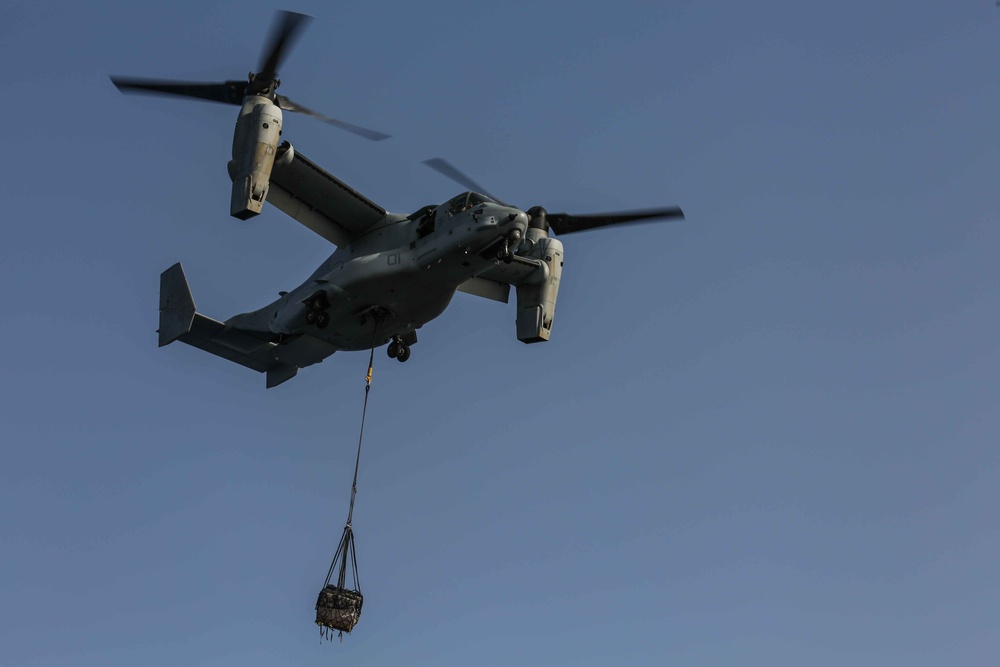 Do you even lift bro? VMM-162 (Reinforced) and CLB-26 conduct external lifts aboard USS Iwo Jima (LHD 7)