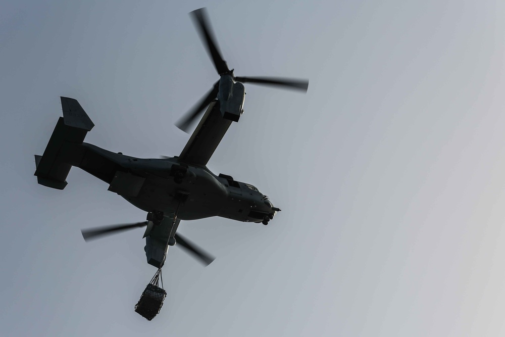 Do you even lift bro? VMM-162 (Reinforced) and CLB-26 conduct external lifts aboard USS Iwo Jima (LHD 7)