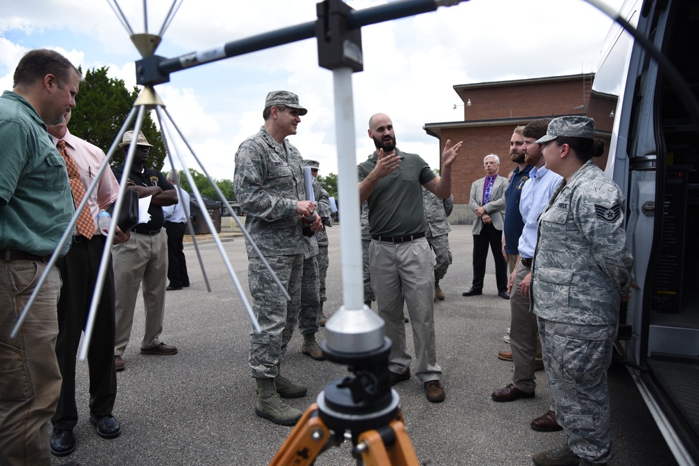 Chief Information Officer tours 85th EIS