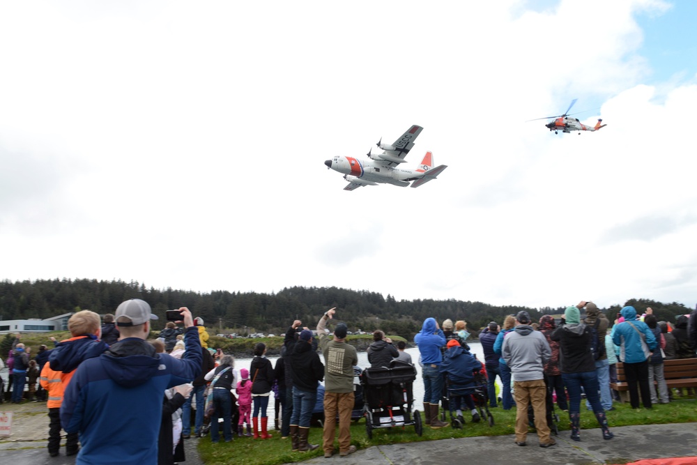 Coast Guard Air Station Kodiak crews conduct search and rescue demonstration