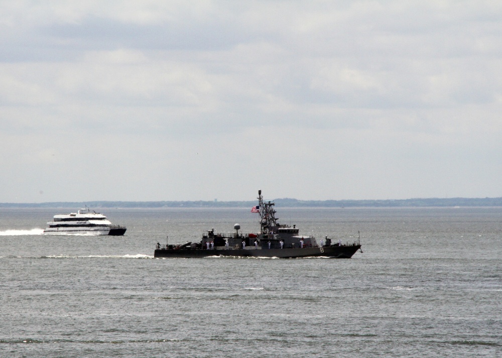 USS Zephyr participates in New York City's Fleet Week 2018 Parade of Ships