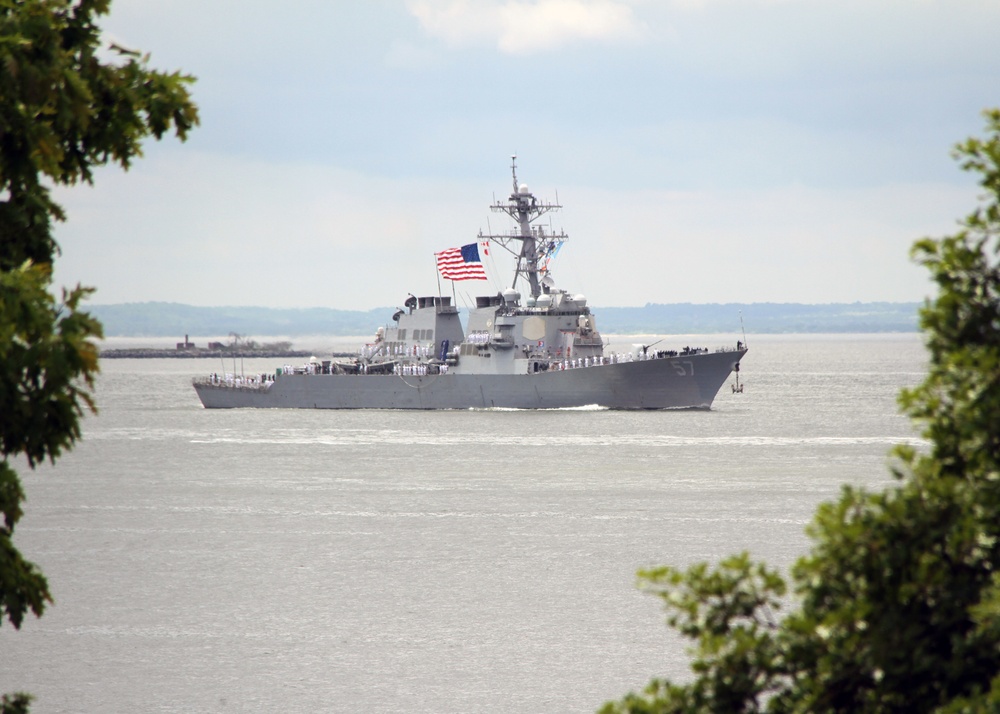 USS Mitscher participates in New York City's Fleet Week 2018 Parade of Ships