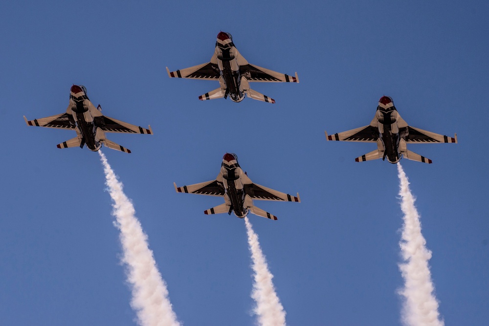 Thunderbirds practice for 2018 Cannon Air Show, Space and Tech Fest