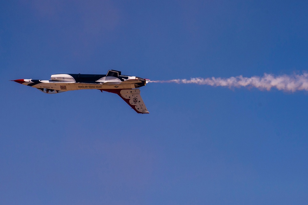 Thunderbirds practice for 2018 Cannon Air Show, Space and Tech Fest