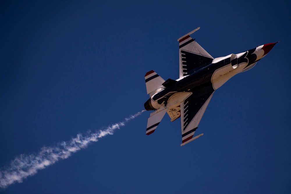 Thunderbirds practice for 2018 Cannon Air Show, Space and Tech Fest