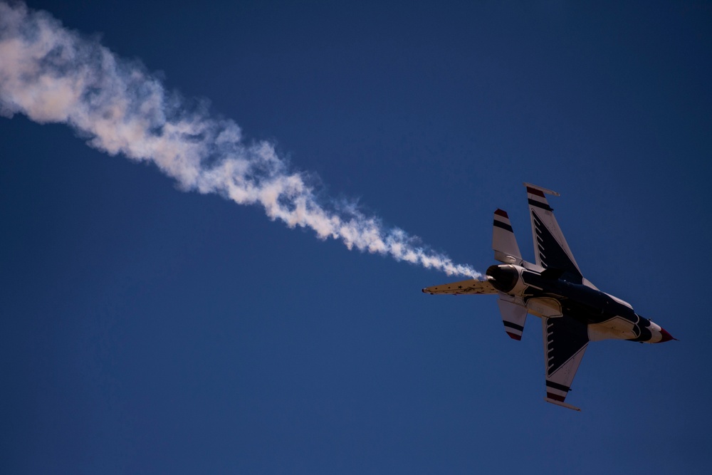 Thunderbirds practice for 2018 Cannon Air Show, Space and Tech Fest