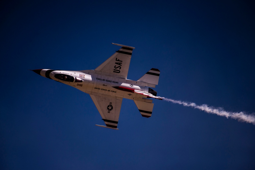 Thunderbirds practice for 2018 Cannon Air Show, Space and Tech Fest