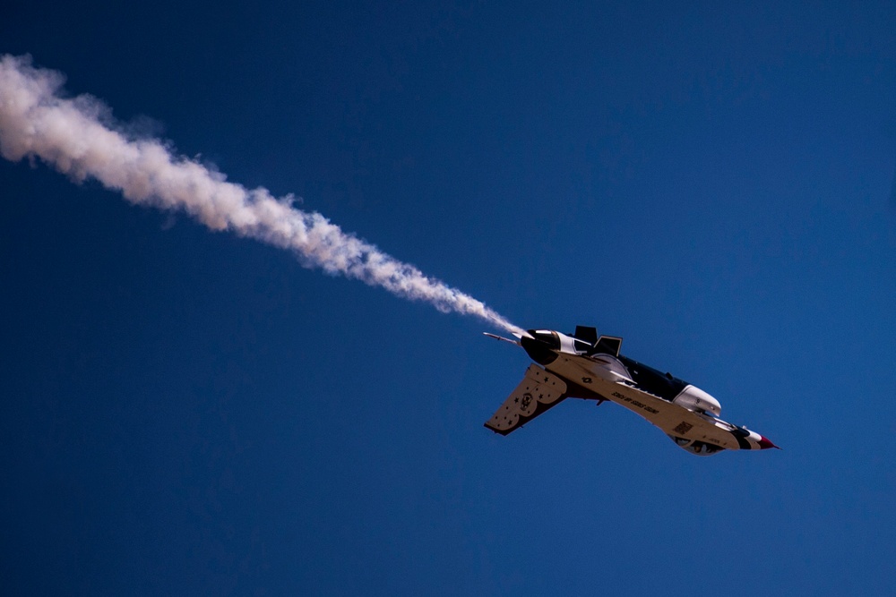 Thunderbirds practice for 2018 Cannon Air Show, Space and Tech Fest