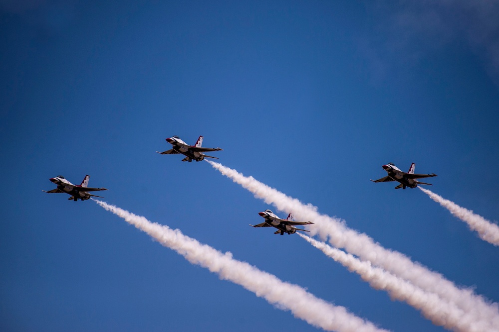 Thunderbirds practice for 2018 Cannon Air Show, Space and Tech Fest