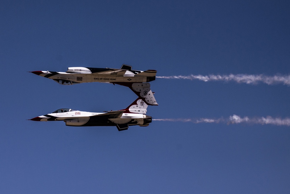 Thunderbirds practice for 2018 Cannon Air Show, Space and Tech Fest