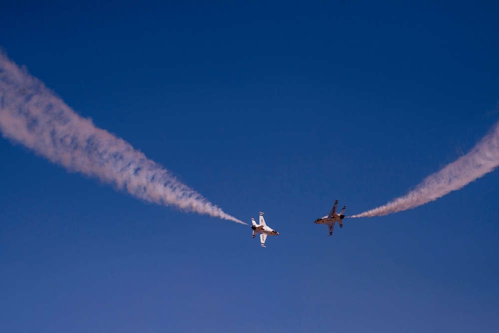 Thunderbirds practice for 2018 Cannon Air Show, Space and Tech Fest