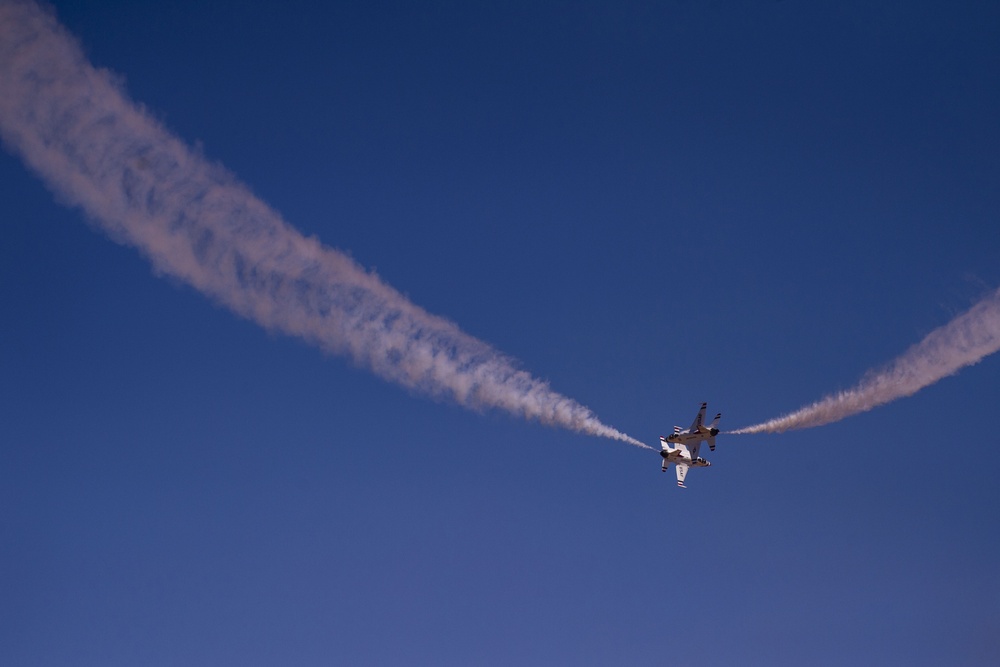 Thunderbirds practice for 2018 Cannon Air Show, Space and Tech Fest