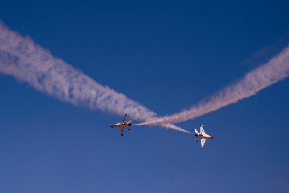 Thunderbirds practice for 2018 Cannon Air Show, Space and Tech Fest