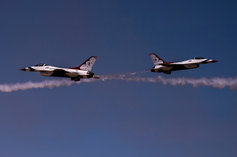 Thunderbirds practice for 2018 Cannon Air Show, Space and Tech Fest