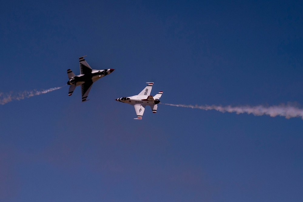 Thunderbirds practice for 2018 Cannon Air Show, Space and Tech Fest