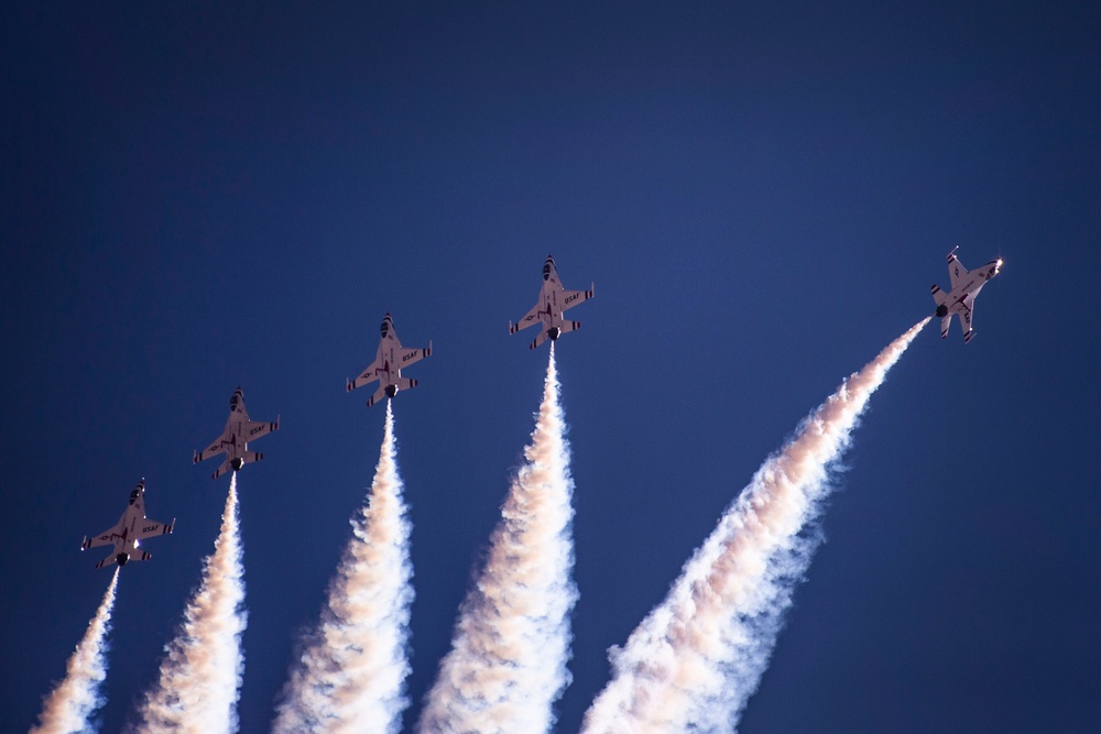 Thunderbirds practice for 2018 Cannon Air Show, Space and Tech Fest
