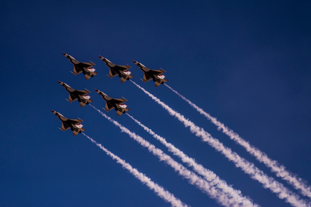 Thunderbirds practice for 2018 Cannon Air Show, Space and Tech Fest
