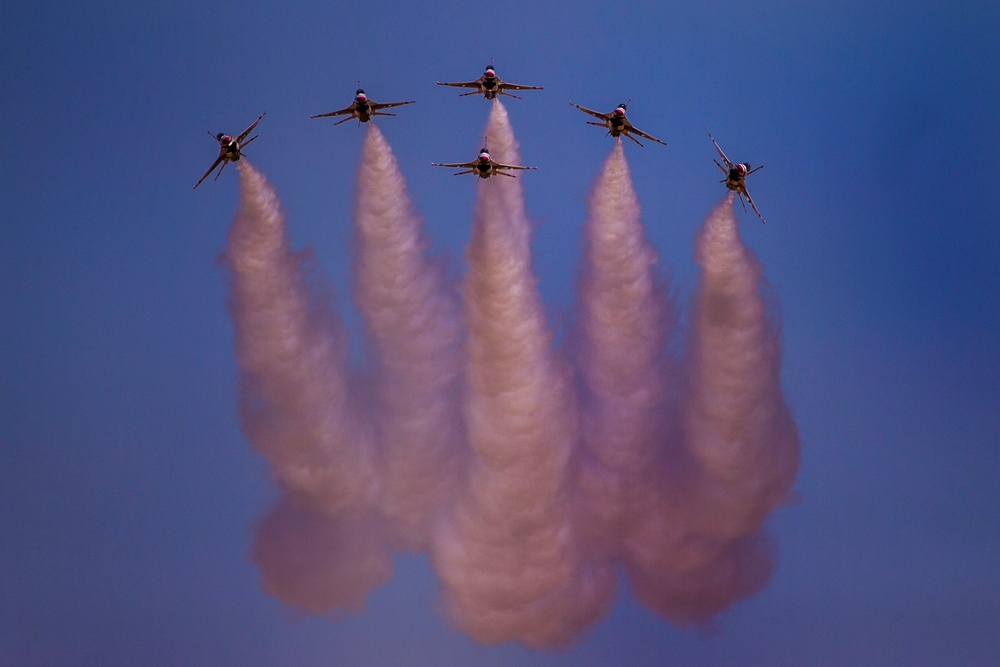 Thunderbirds practice for 2018 Cannon Air Show, Space and Tech Fest