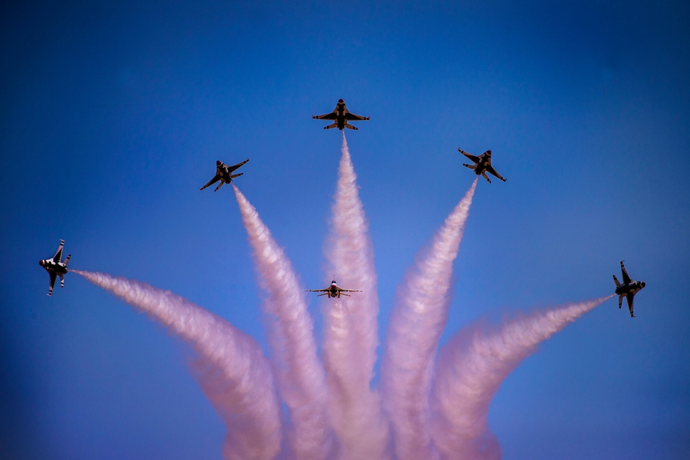 Thunderbirds practice for 2018 Cannon Air Show, Space and Tech Fest