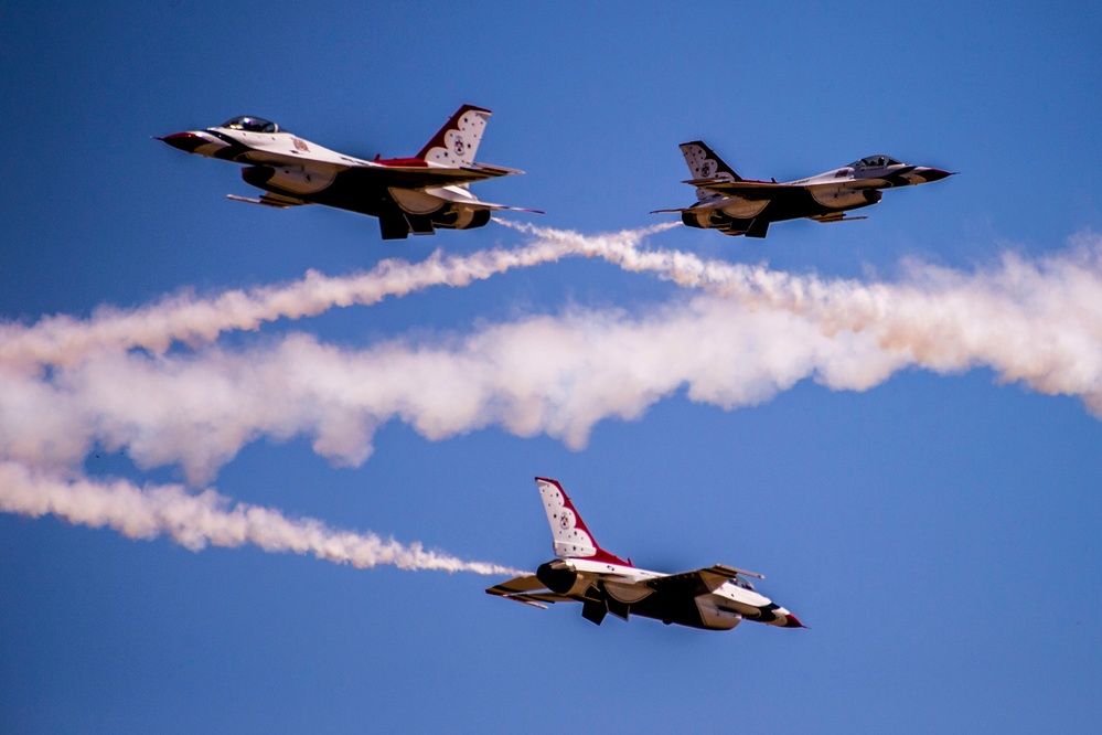 Thunderbirds practice for 2018 Cannon Air Show, Space and Tech Fest
